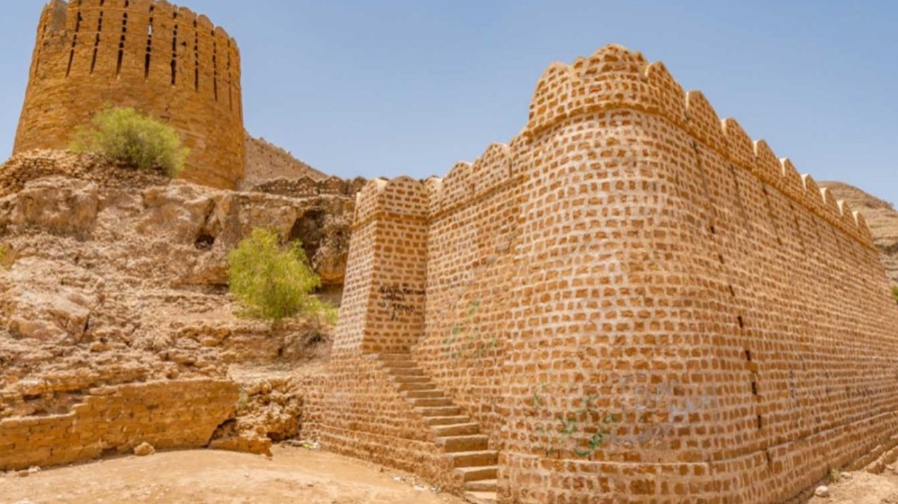Ranikot-Fort-located-in-Jamshoro-District-Sindh-is-the-largest-Fort-of-the-World-with-a-circumference-of-31-Km