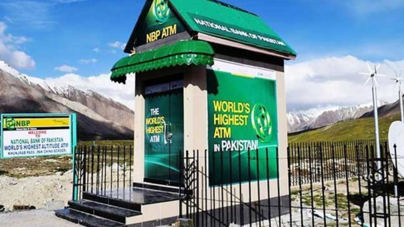 The-worlds-highest-ATM-is-located-at-the-Khunjerab-Pass-on-the-border-of-Pakistan-and-China