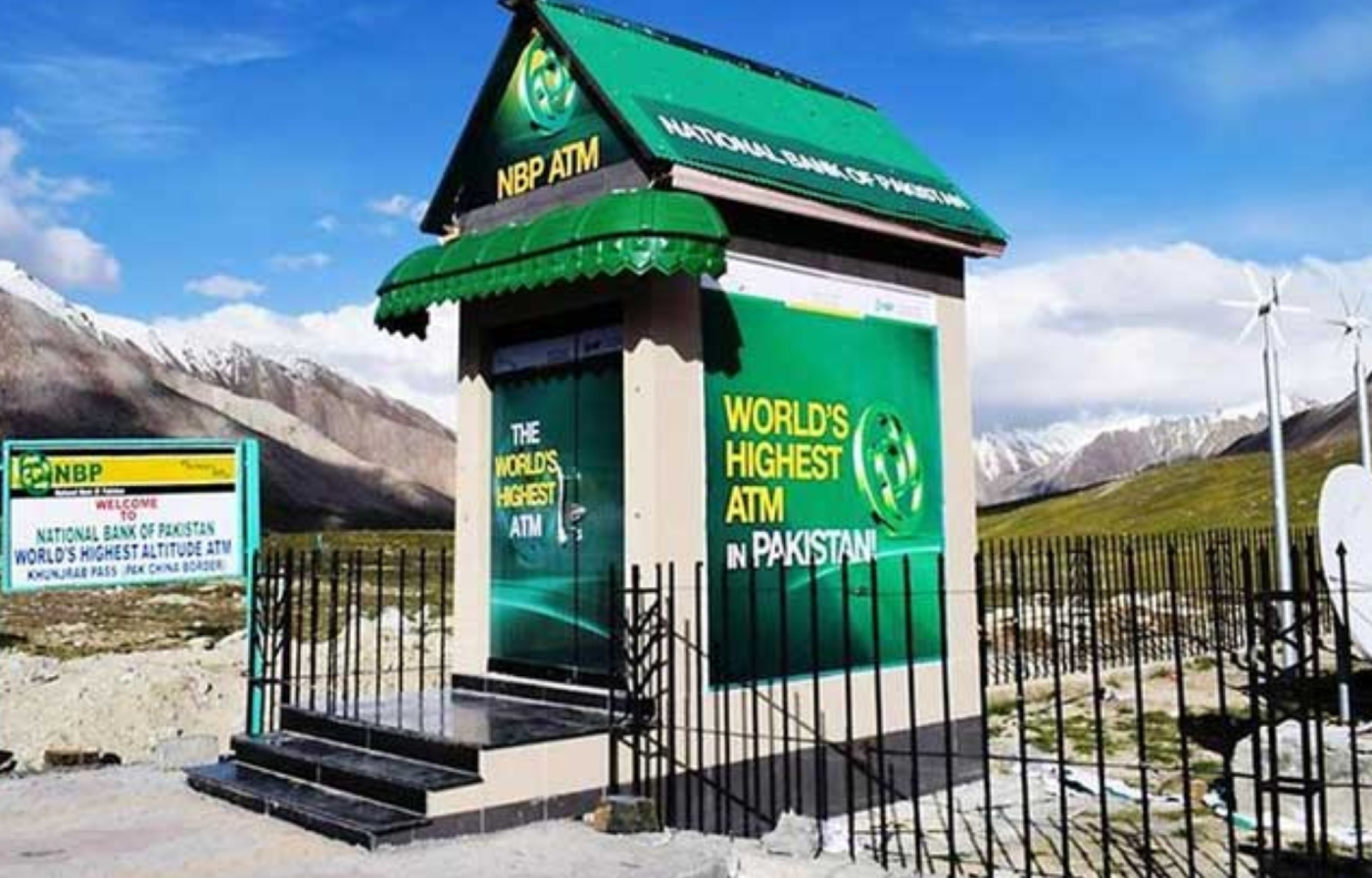 The-worlds-highest-ATM-is-located-at-the-Khunjerab-Pass-on-the-border-of-Pakistan-and-China