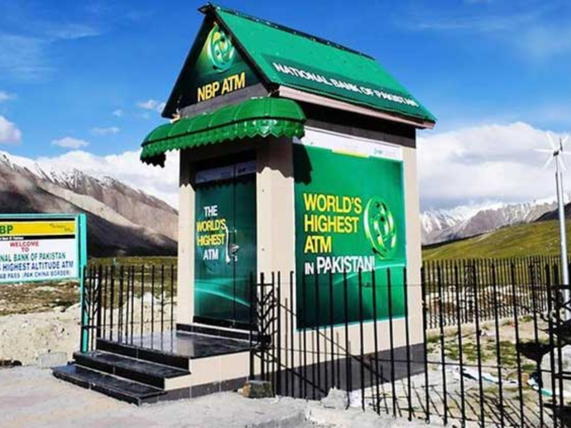 The-worlds-highest-ATM-is-located-at-the-Khunjerab-Pass-on-the-border-of-Pakistan-and-China